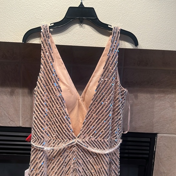 Gorgeous Mac Duggal gown - Picture 7 of 9